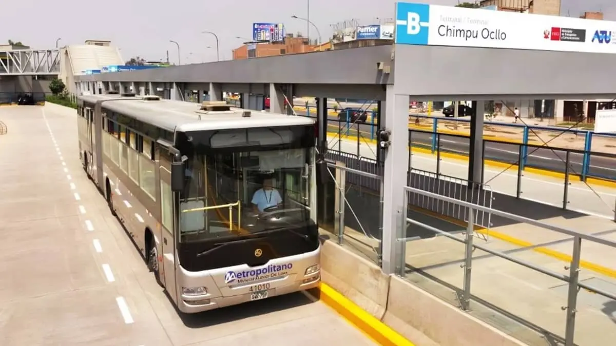 Bus del Metropolitano en la estación Chimpu Ocllo