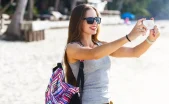 Mujer en playa de vacaciones