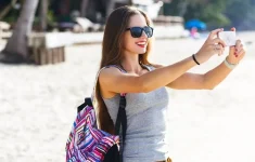 Mujer en playa de vacaciones