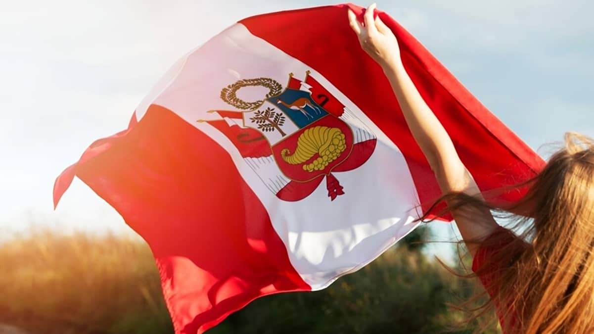 Mujer con bandera de Perú